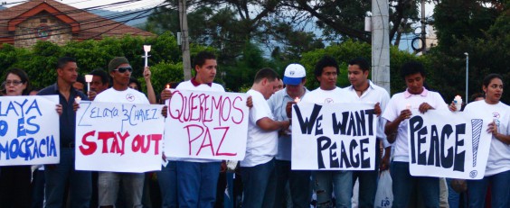 Protesters during Honduras's 2009 coup. Image via: Wikimedia Commons.