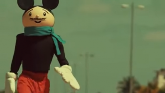 El Mickey Mouse de Raul Paz. Image via Youtube user: Anabel Perez