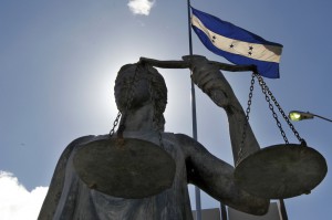 "Lady Justice" statue in front of the Honduran Supreme Court justice building. Image via: laprensa.hn