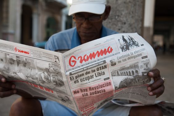 Un hombre leyendo Granma, el periódico oficial del Partido Comunista de Cuba. Imagen de Jorge Royan vía Wikimedia Commons.