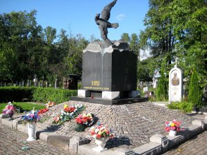 A monument to the Kursk submarine in St. Petersburg. Image via: Wikimedia Commons.
